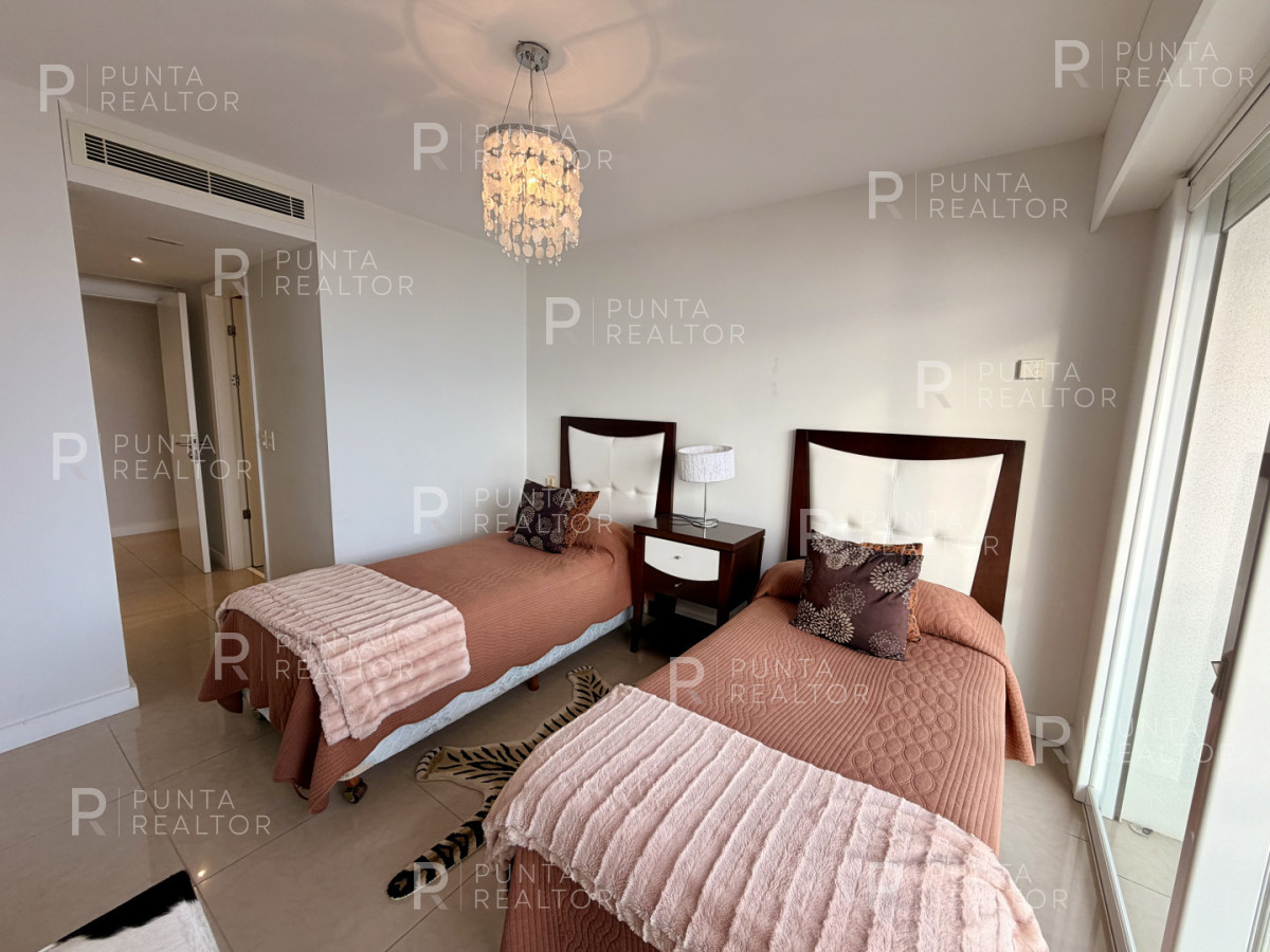 Apartamento ID.2695 - Apartamento en alquiler, 3 dormitorios. Playa mansa - Punta del Este