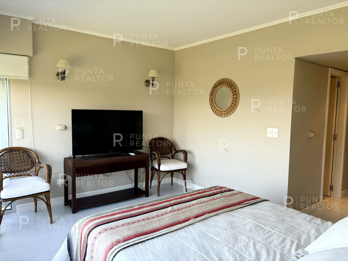 Apartamento ID.2707 - Apartamento en playa brava - Punta del Este. 4 dormitorios y 4 baños 