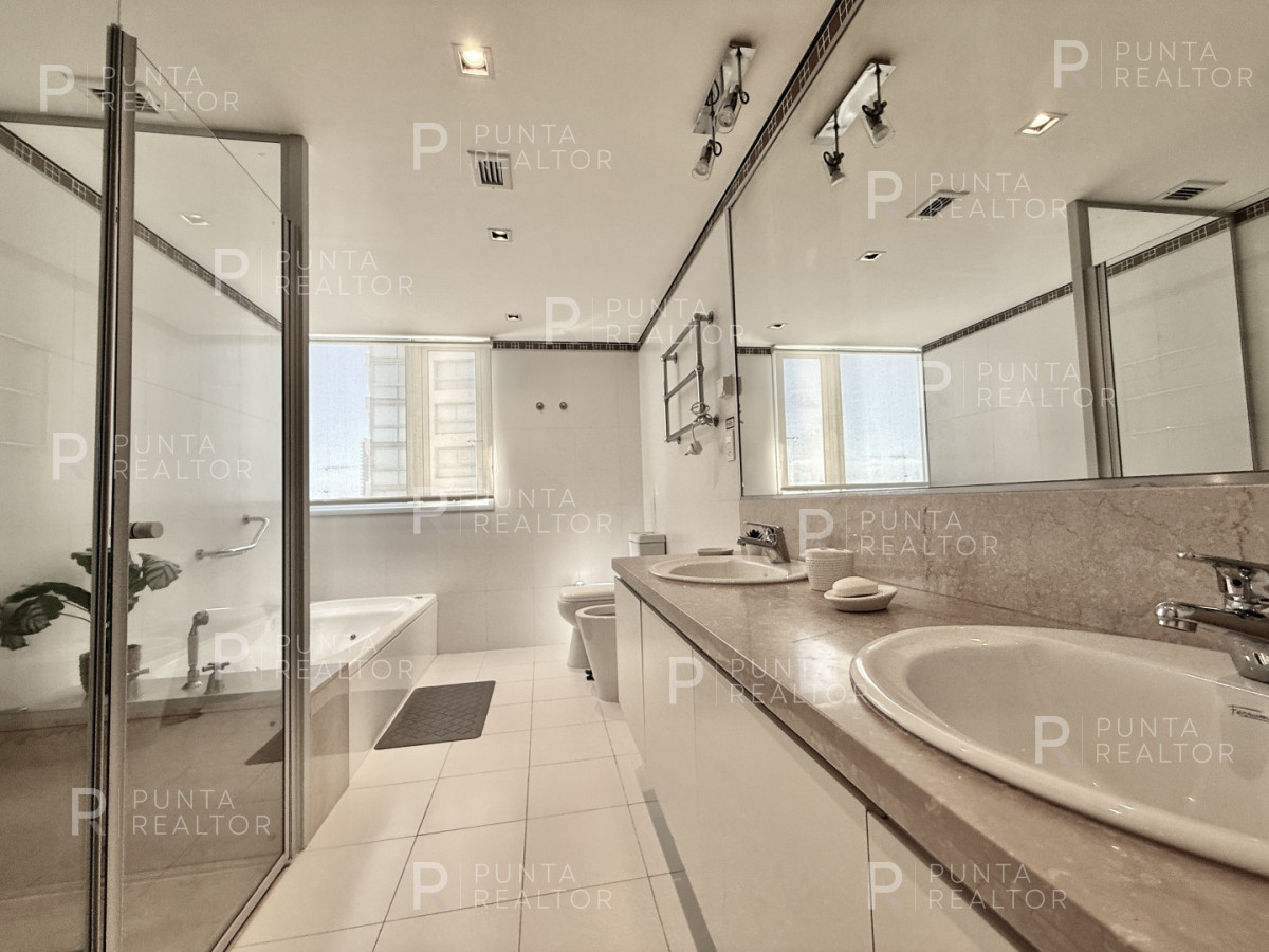 Apartamento ID.2703 - Exclusivo departamento esquinero en venta y alquiler temporal en Playa Brava