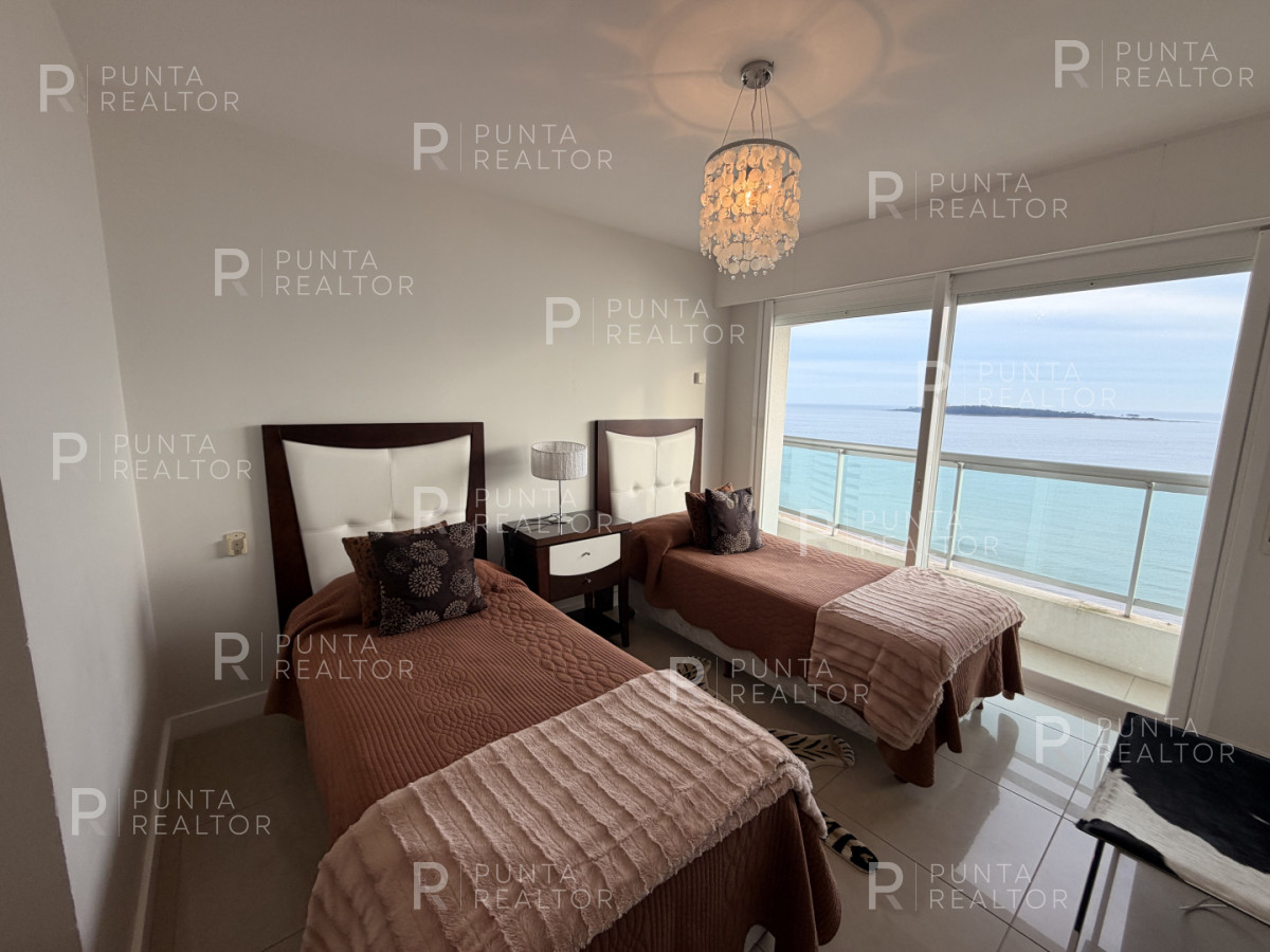 Apartamento ID.2695 - Apartamento en alquiler, 3 dormitorios. Playa mansa - Punta del Este