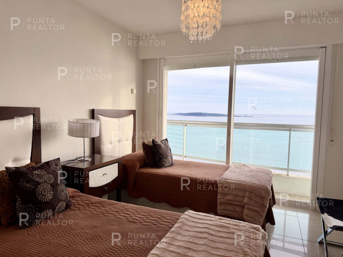 Apartamento ID.2695 - Apartamento en alquiler, 3 dormitorios. Playa mansa - Punta del Este