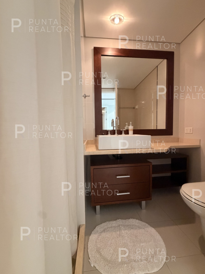 Apartamento ID.2695 - Apartamento en alquiler, 3 dormitorios. Playa mansa - Punta del Este