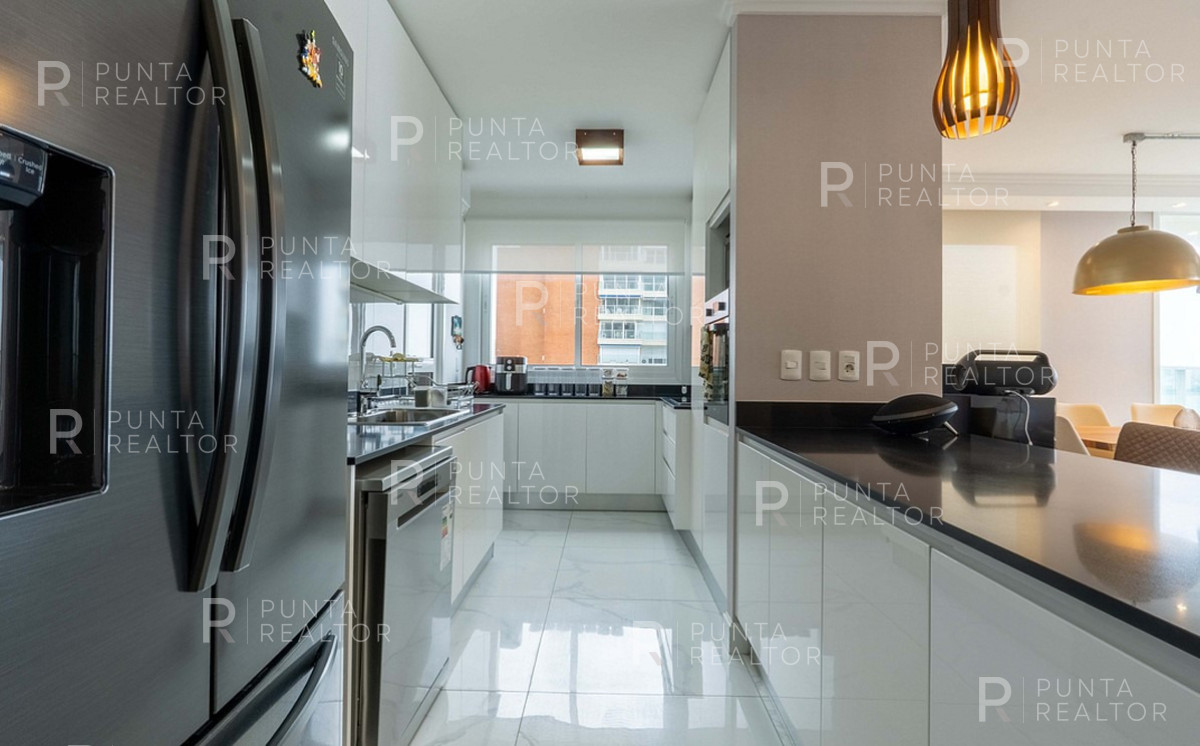 Apartamento ID.2708 - Amplio Apartamento en edificio Paramount, ideal para vacaciones familiares. Con 3 dormitorios en suite, dependencia y 5 baños
