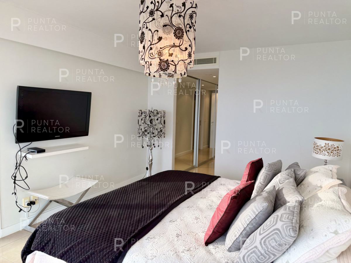 Apartamento ID.2695 - Apartamento en alquiler, 3 dormitorios. Playa mansa - Punta del Este