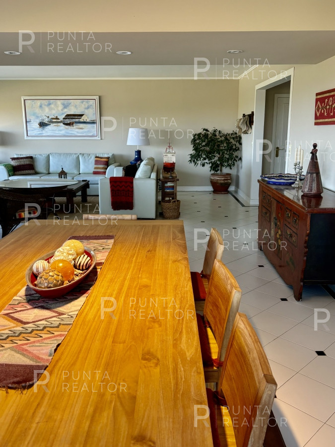 Apartamento ID.2707 - Apartamento en playa brava - Punta del Este. 4 dormitorios y 4 baños 