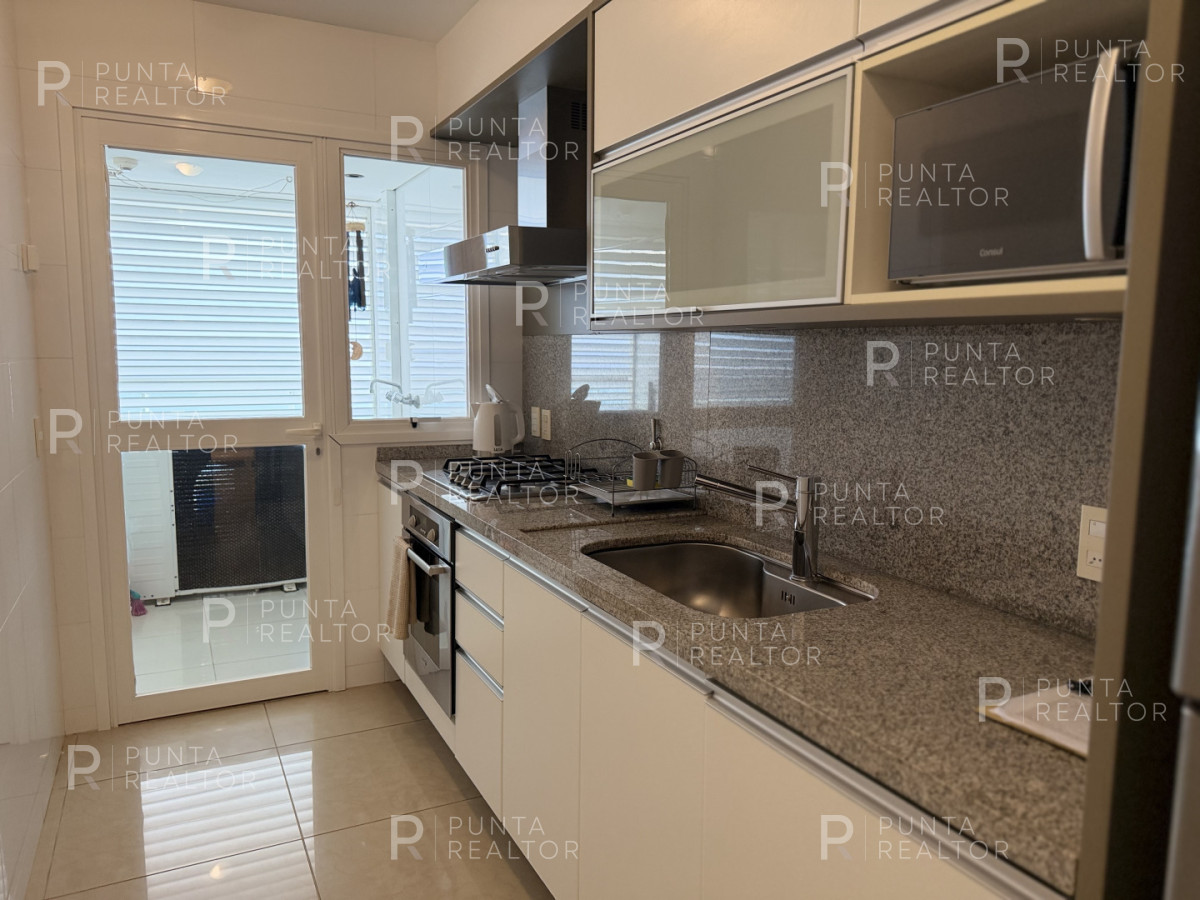 Apartamento ID.2695 - Apartamento en alquiler, 3 dormitorios. Playa mansa - Punta del Este