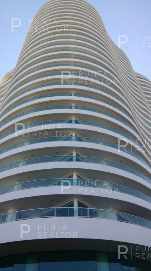 Apartamento ID.2695 - Apartamento en alquiler, 3 dormitorios. Playa mansa - Punta del Este