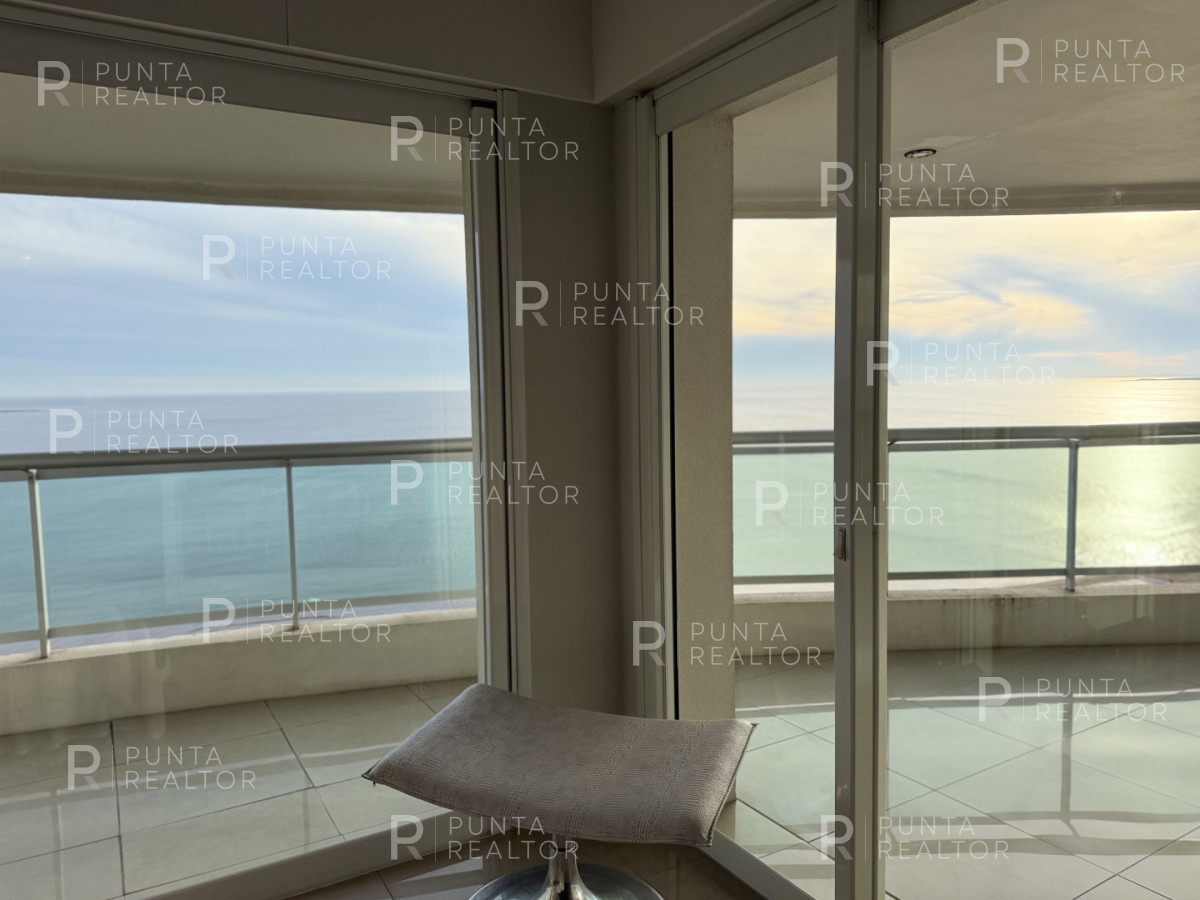 Apartamento ID.2695 - Apartamento en alquiler, 3 dormitorios. Playa mansa - Punta del Este