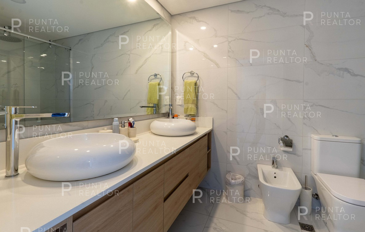 Apartamento ID.2708 - Amplio Apartamento en edificio Paramount, ideal para vacaciones familiares. Con 3 dormitorios en suite, dependencia y 5 baños