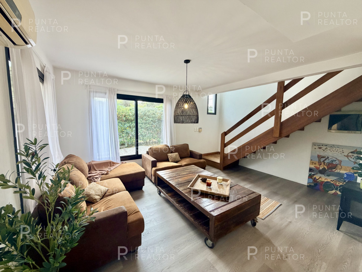 Casa ID.2661 - OPORTUNIDAD CASA RECILADA CON 3 DORMTORIOS EN LA BARRA, EL TESORO EXCELENTE UBICACION