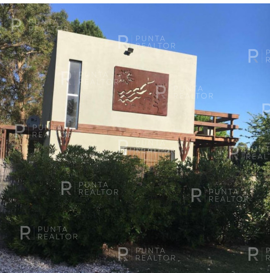 Casa ID.2661 - OPORTUNIDAD CASA RECILADA CON 3 DORMTORIOS EN LA BARRA, EL TESORO EXCELENTE UBICACION