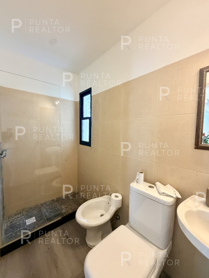 Casa ID.2661 - OPORTUNIDAD CASA RECILADA CON 3 DORMTORIOS EN LA BARRA, EL TESORO EXCELENTE UBICACION