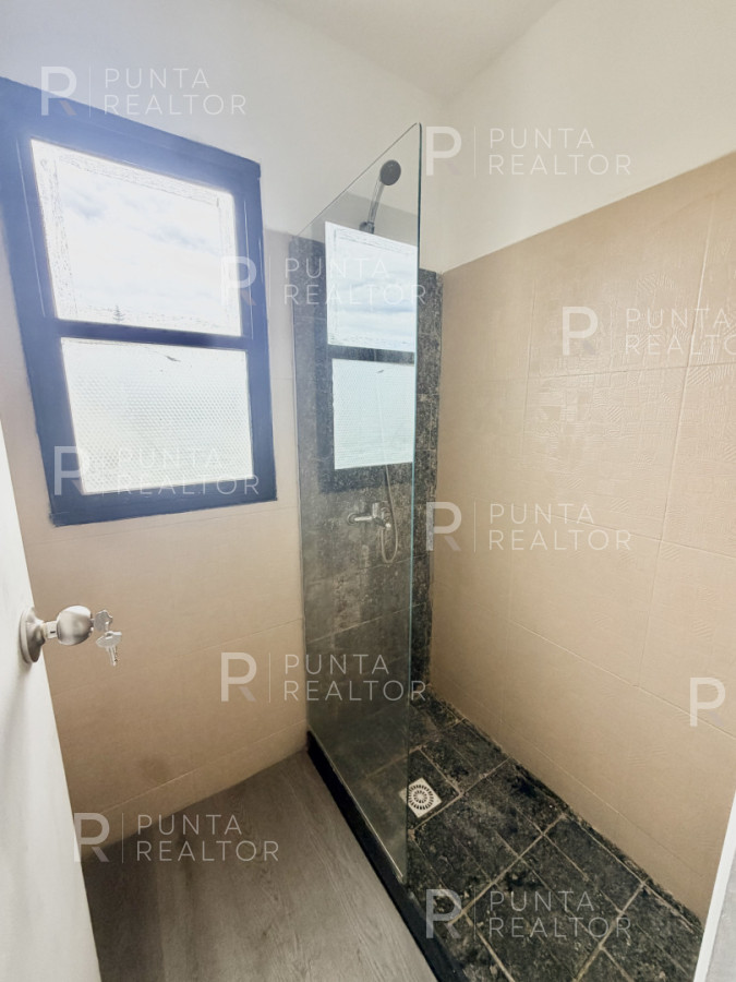 Casa ID.2661 - OPORTUNIDAD CASA RECILADA CON 3 DORMTORIOS EN LA BARRA, EL TESORO EXCELENTE UBICACION