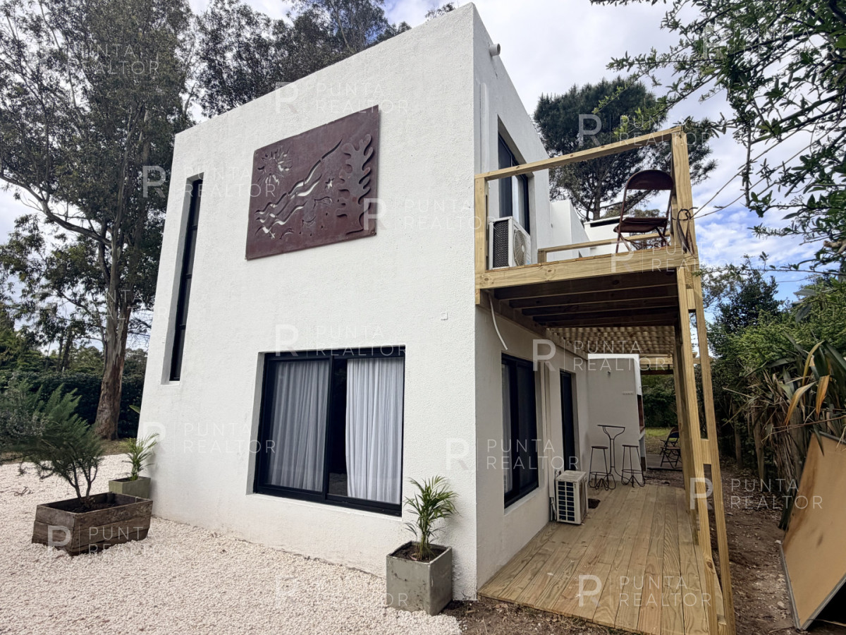 Casa ID.2661 - OPORTUNIDAD CASA RECILADA CON 3 DORMTORIOS EN LA BARRA, EL TESORO EXCELENTE UBICACION