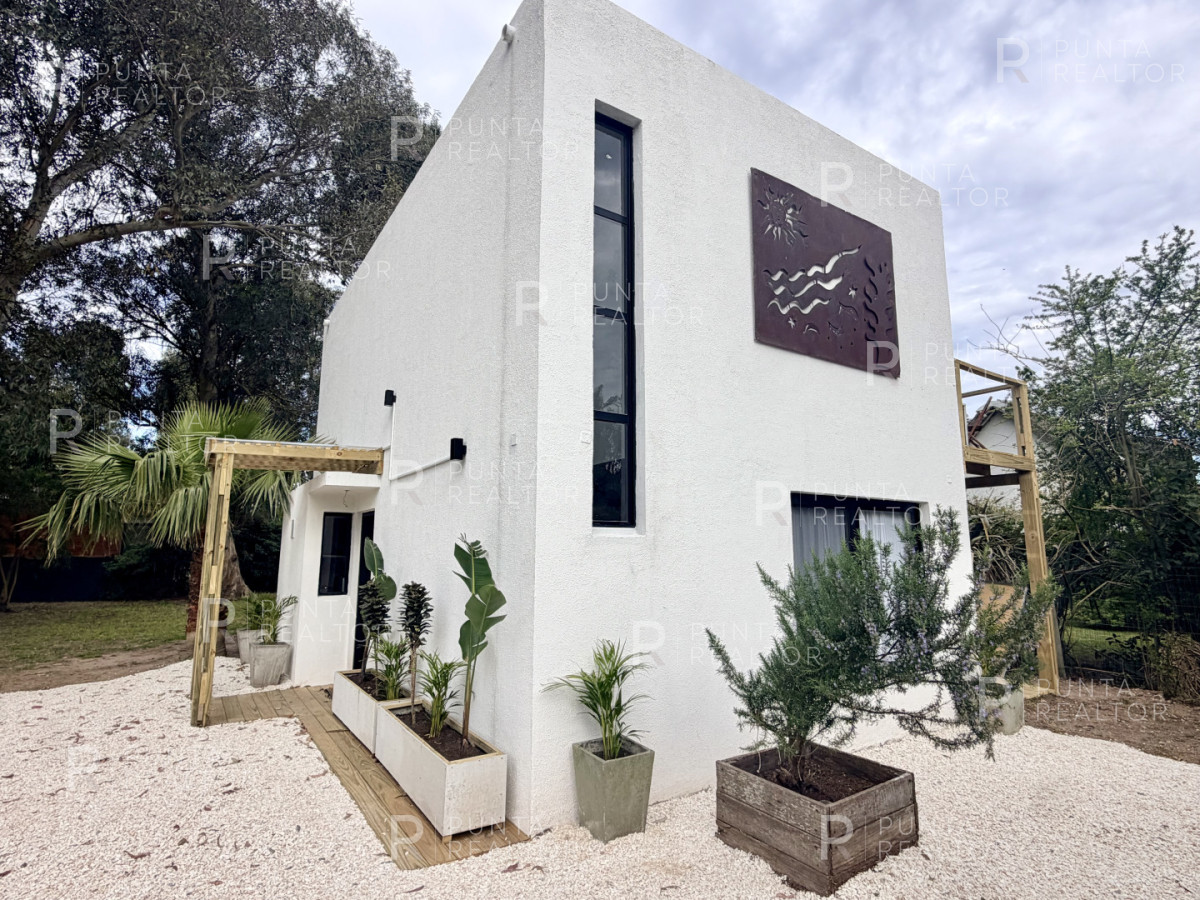Casa ID.2661 - OPORTUNIDAD CASA RECILADA CON 3 DORMTORIOS EN LA BARRA, EL TESORO EXCELENTE UBICACION