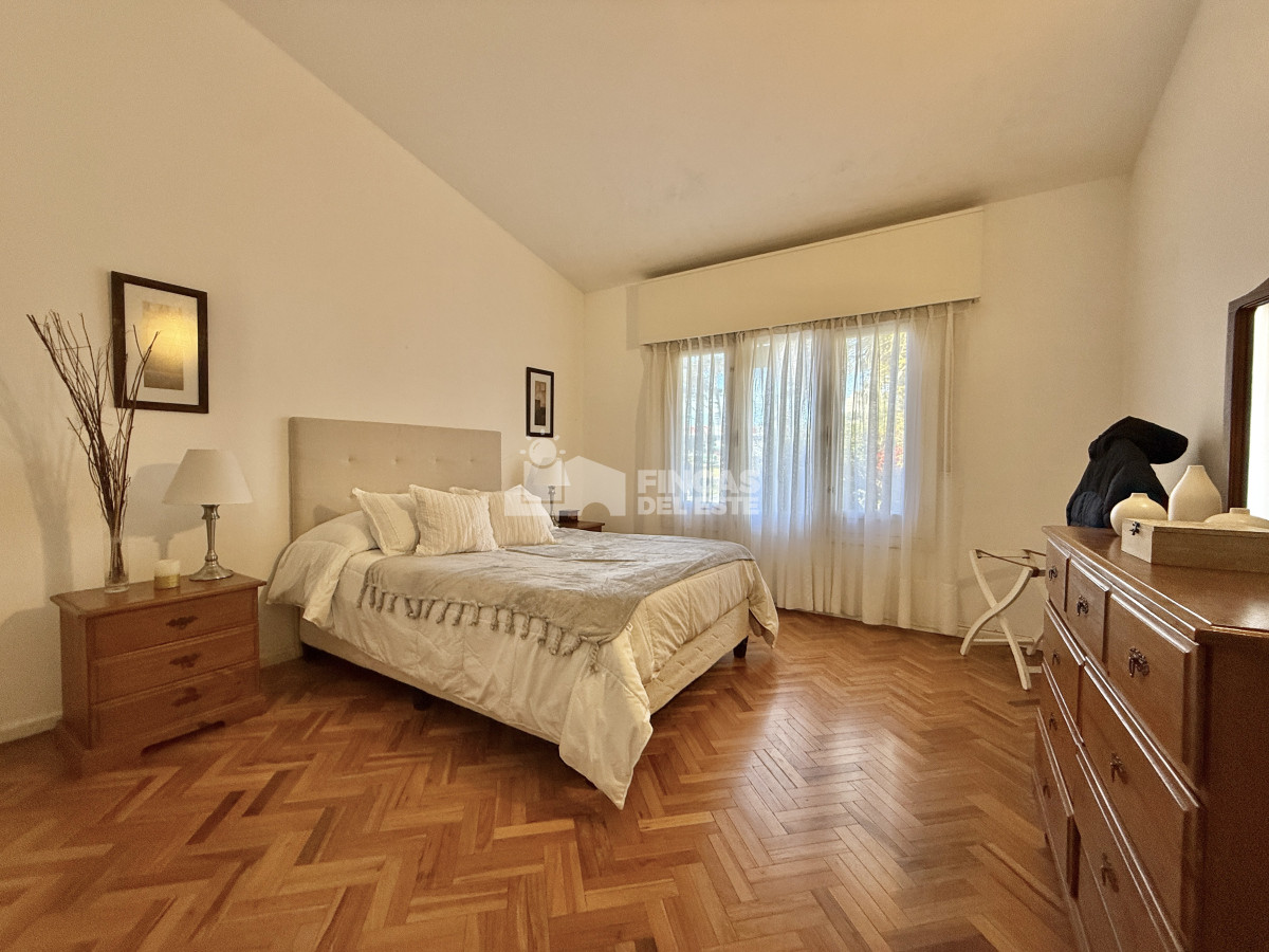 Casa ID.2629/OPORTUNIDAD-CASA-EN-PLAYA-MANSA-EN-4-DORMITORIOS-ZONA-CON-POTENCIAL-COMERCIAL - OPORTUNIDAD CASA EN PLAYA MANSA EN 4 DORMITORIOS ZONA CON POTENCIAL COMERCIAL