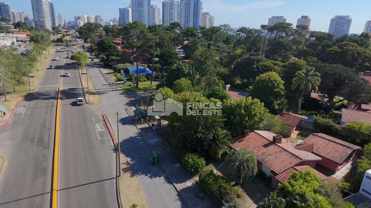 Casa ID.2629/OPORTUNIDAD-CASA-EN-PLAYA-MANSA-EN-4-DORMITORIOS-ZONA-CON-POTENCIAL-COMERCIAL - OPORTUNIDAD CASA EN PLAYA MANSA EN 4 DORMITORIOS ZONA CON POTENCIAL COMERCIAL