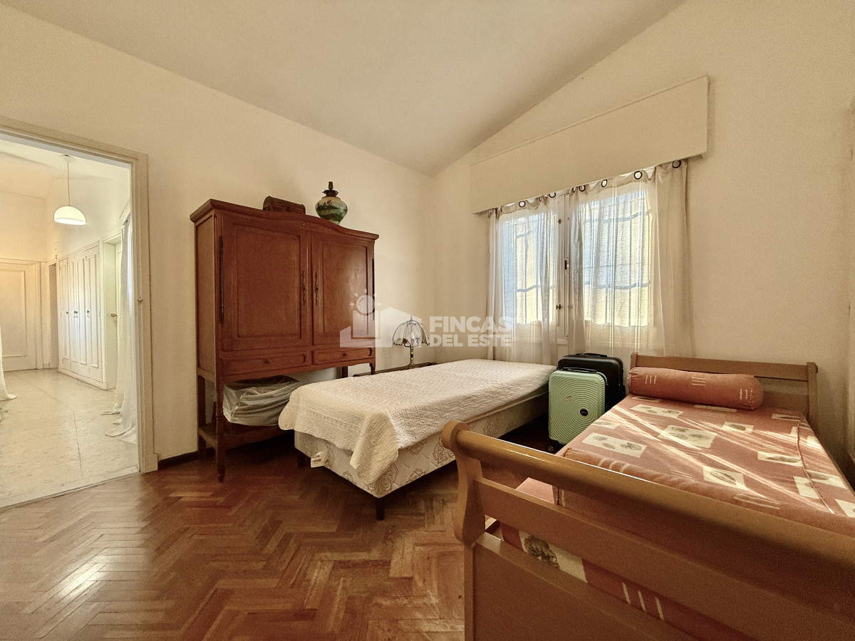 Casa ID.2629/OPORTUNIDAD-CASA-EN-PLAYA-MANSA-EN-4-DORMITORIOS-ZONA-CON-POTENCIAL-COMERCIAL - OPORTUNIDAD CASA EN PLAYA MANSA EN 4 DORMITORIOS ZONA CON POTENCIAL COMERCIAL