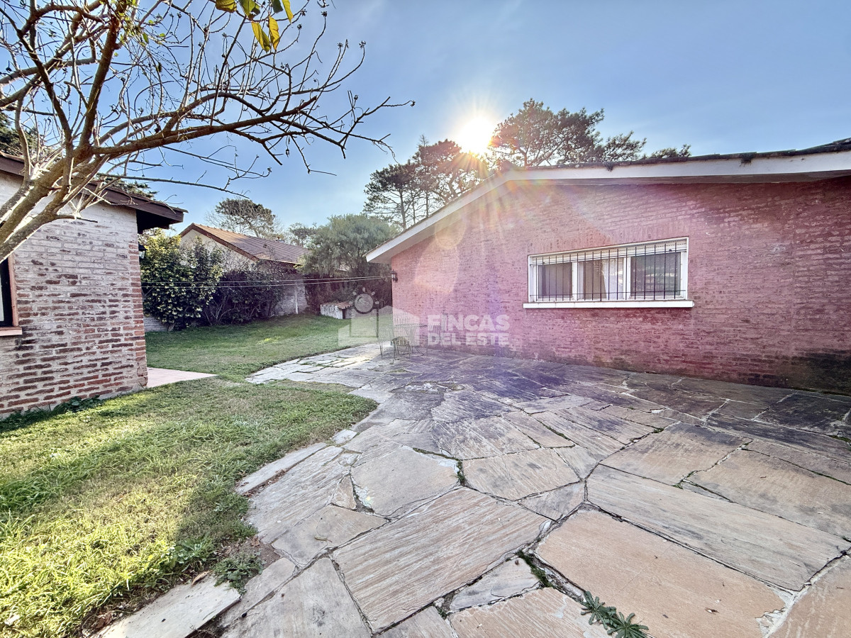 Casa ID.2629/OPORTUNIDAD-CASA-EN-PLAYA-MANSA-EN-4-DORMITORIOS-ZONA-CON-POTENCIAL-COMERCIAL - OPORTUNIDAD CASA EN PLAYA MANSA EN 4 DORMITORIOS ZONA CON POTENCIAL COMERCIAL