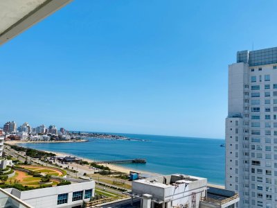 Apartamento en venta de 3 dormitorios en Seasons Tower, Punta del Este.