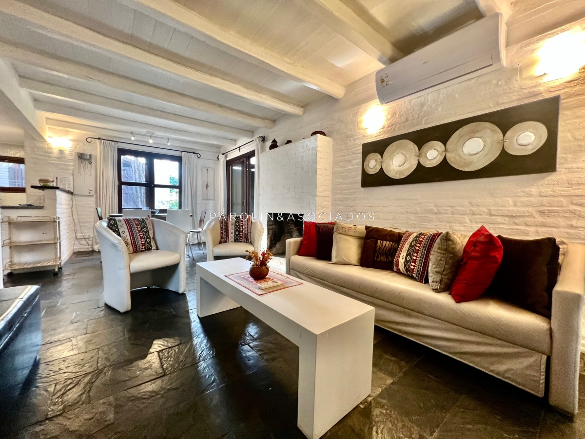 Casa en venta de 2 dormitorios en barrio privado Parque Pinares, Punta del Este.