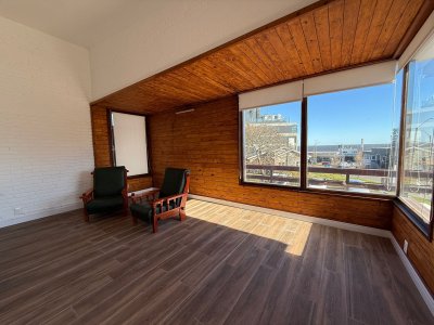 CASA EN VENTA 2 DORMITORIOS MAS ESTUDIO A 50 METROS DE PLAYA MANSA LAS DELICIAS PUNTA DEL ESTE