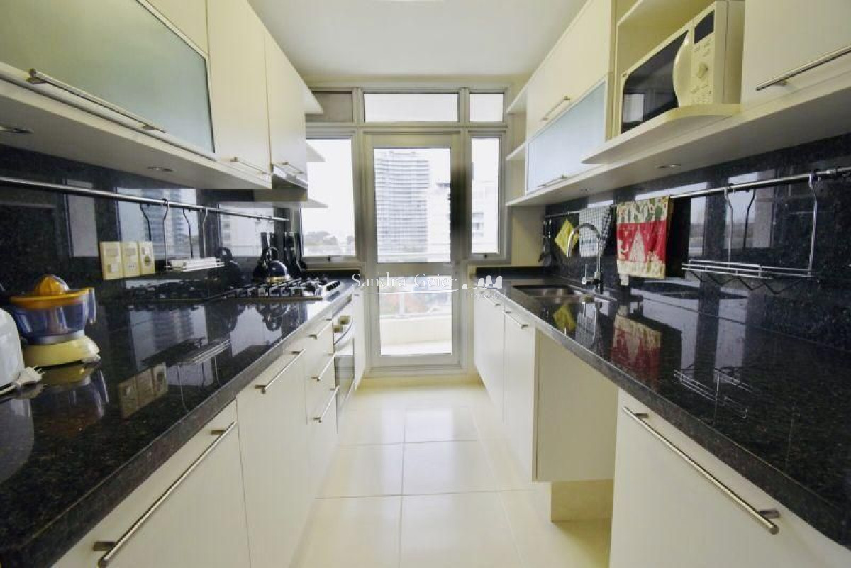 Apartamento ID.2157 - Seasons tower Apartamento en venta Playa Mansa 3 dormitorios SEASONS