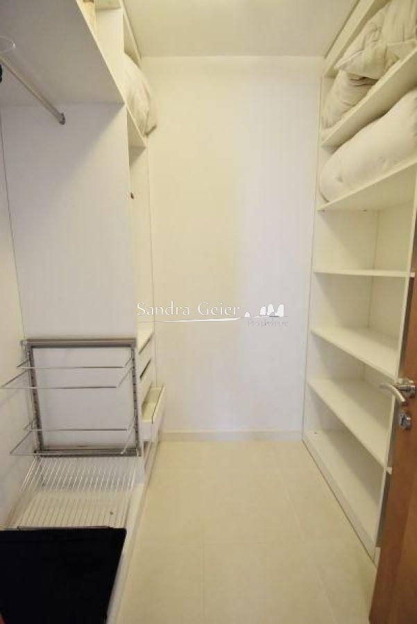 Apartamento ID.2157 - Seasons tower Apartamento en venta Playa Mansa 3 dormitorios SEASONS