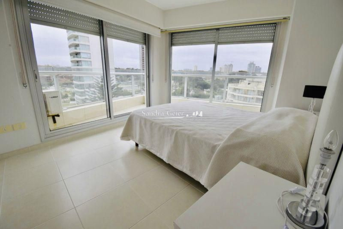 Apartamento ID.2157 - Seasons tower Apartamento en venta Playa Mansa 3 dormitorios SEASONS