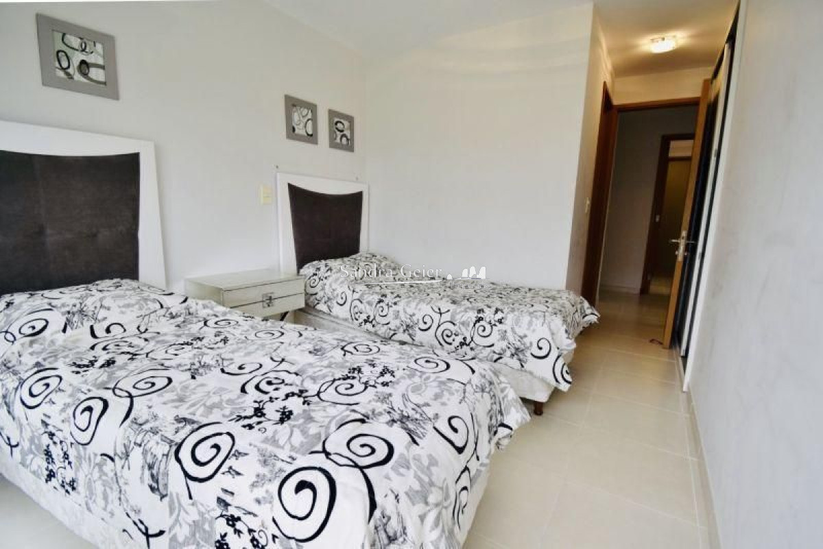Apartamento ID.2157 - Seasons tower Apartamento en venta Playa Mansa 3 dormitorios SEASONS