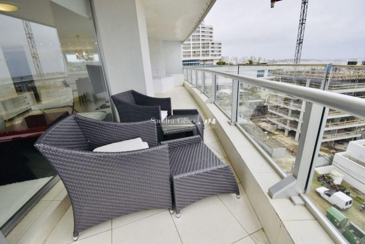 Apartamento ID.2157 - Seasons tower Apartamento en venta Playa Mansa 3 dormitorios SEASONS
