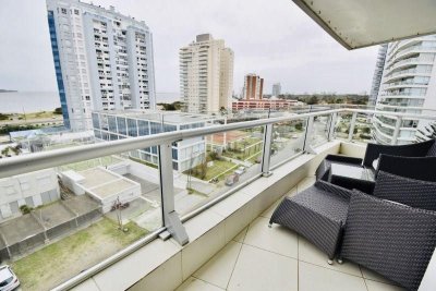 Apartamento ID.2157 - Seasons tower Apartamento en venta Playa Mansa 3 dormitorios SEASONS