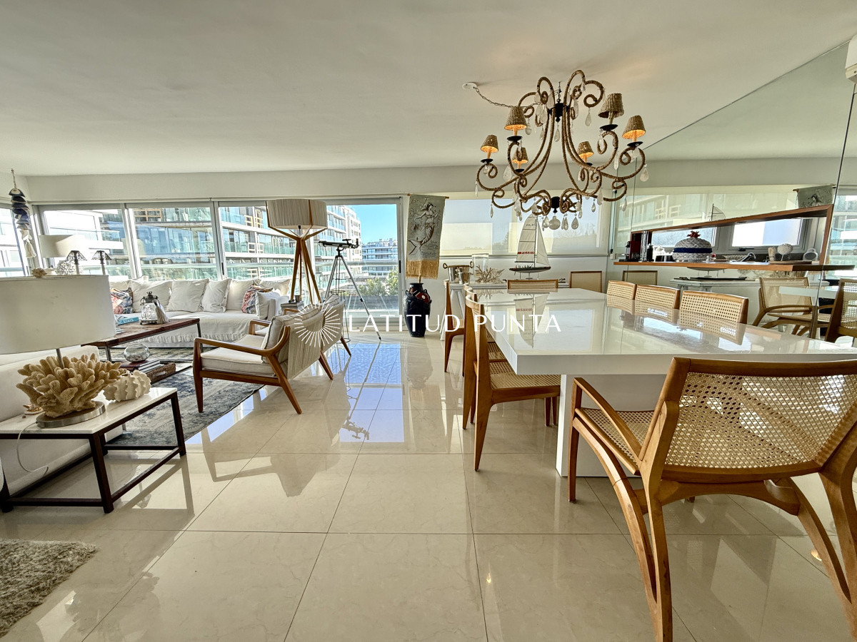 Exclusivo apartamento en Rincón del Indio, 3 suites más dependencia - LAT6845A