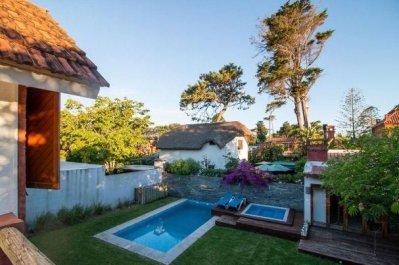 Alquiler temporario de Casa 3 DORMITORIOS y dependencia en Playa Mansa, Punta del Este