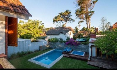 Alquiler temporario de Casa 3 DORMITORIOS y dependencia en Playa Mansa, Punta del Este