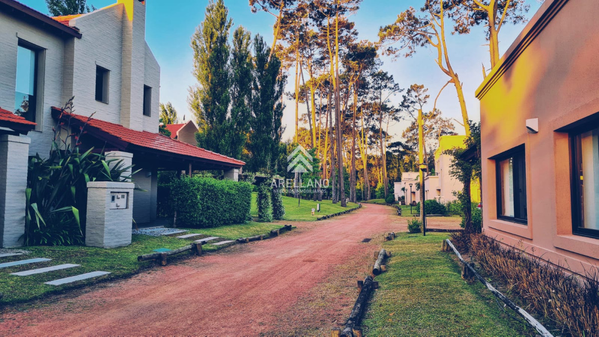 Casa ID.6031 - Casa en venta, punta del este, 2 dormitorios, Barrio privado parque pinares