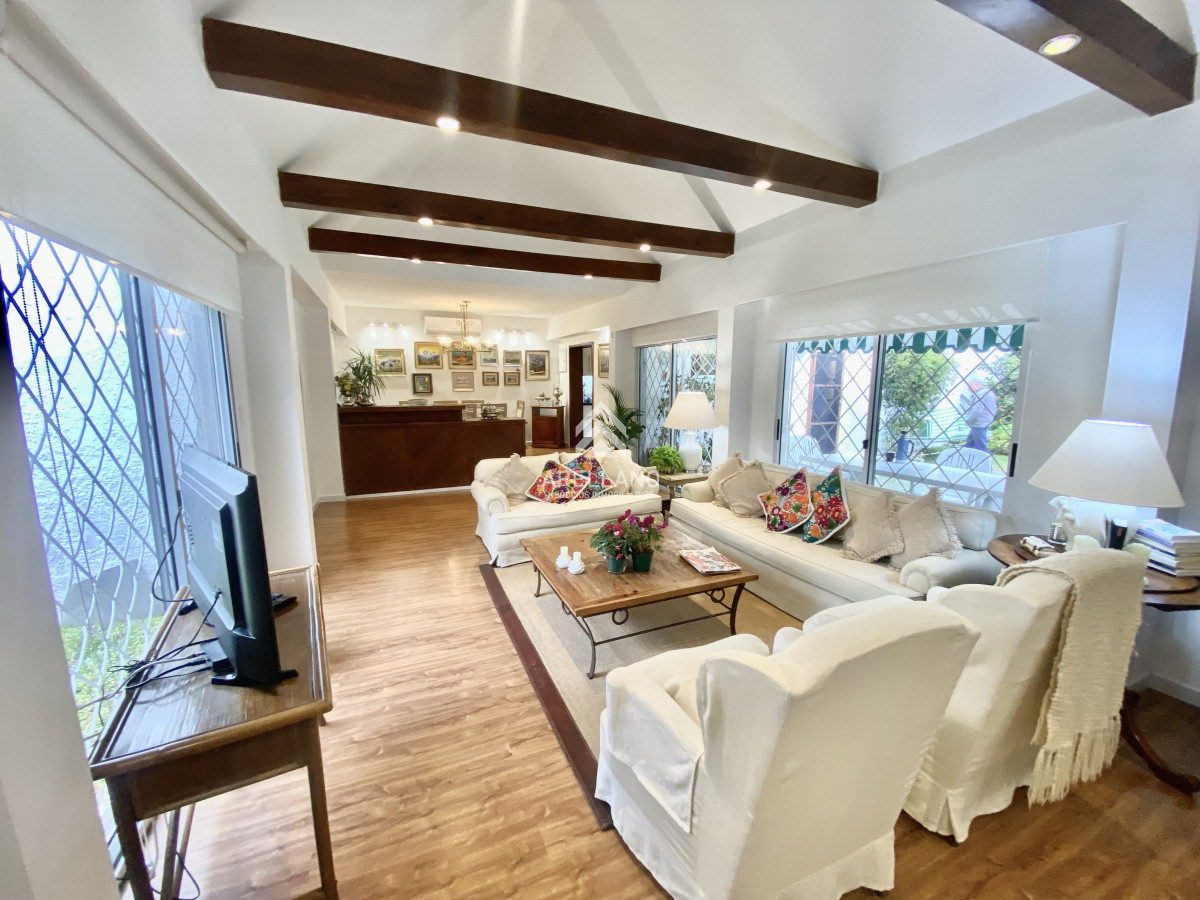 Casa ID.5019 - 4 dormitorios, Cantegril