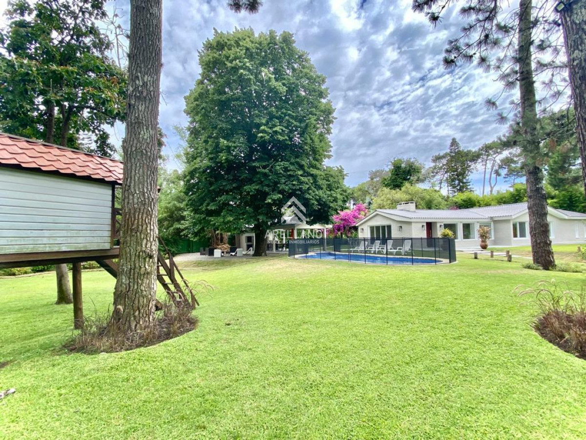 Casa ID.2863 - Casa en alquiler temporario Playa Mansa 4 dormitorios