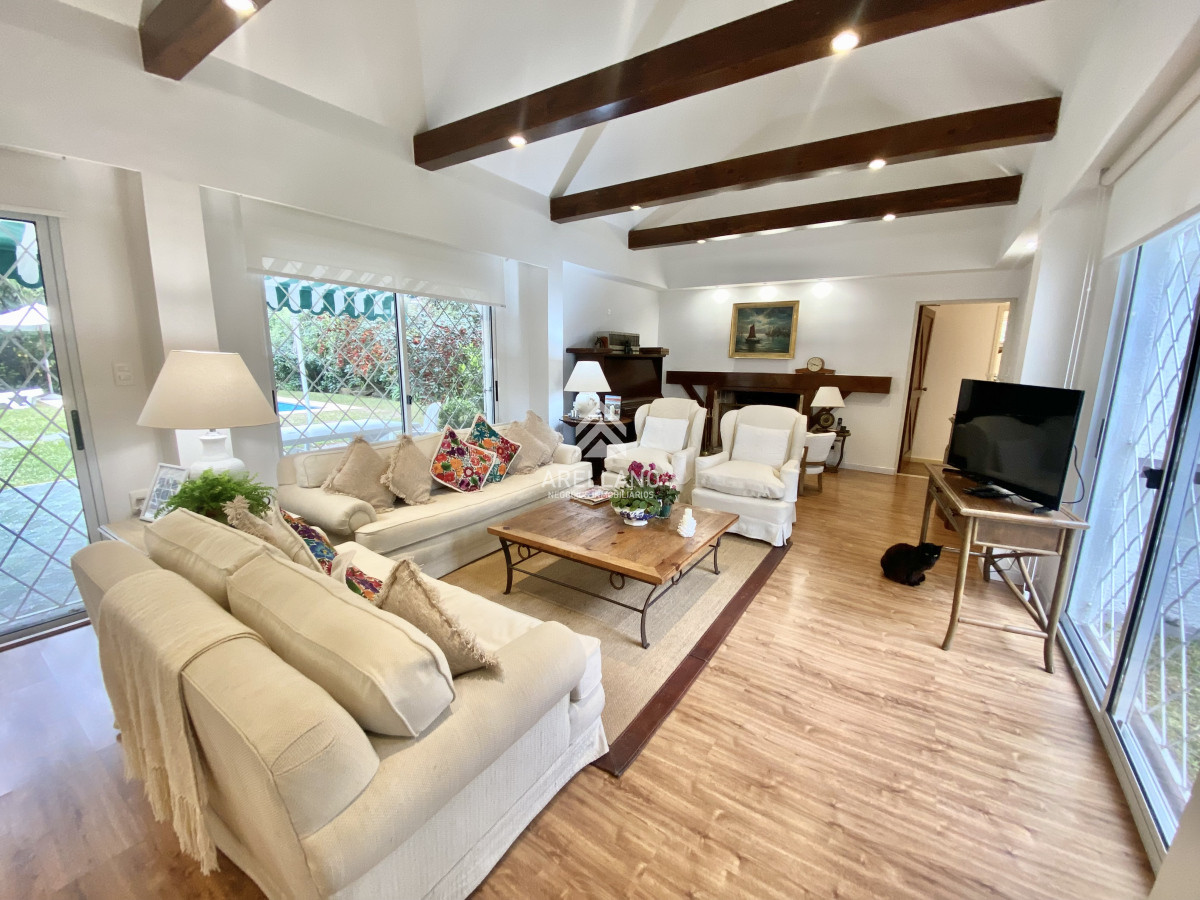 Casa ID.5019 - 4 dormitorios, Cantegril