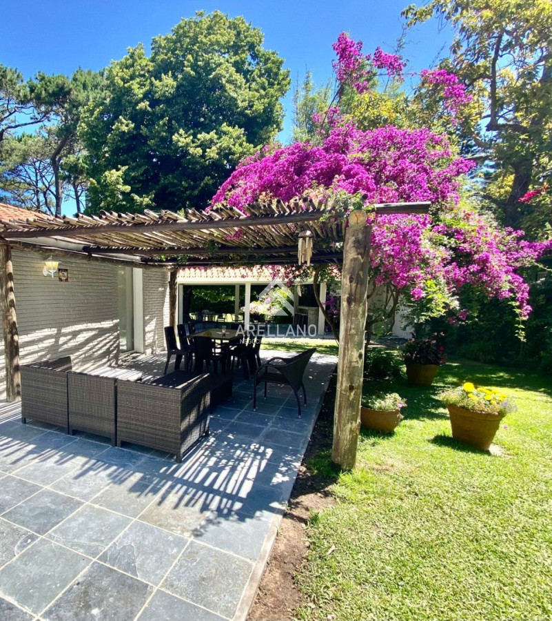 Casa ID.2863 - Casa en alquiler temporario Playa Mansa 4 dormitorios
