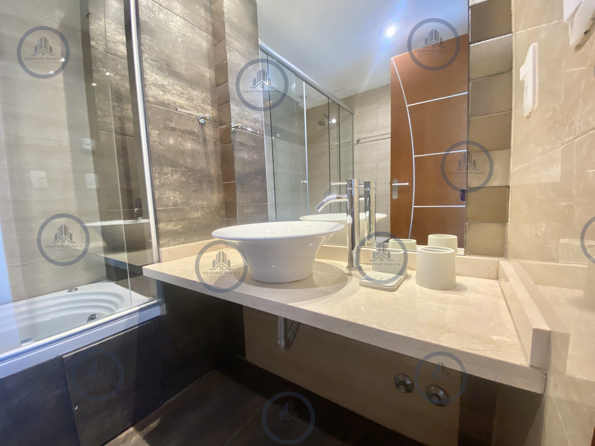 Apartamento ID.1305 - Moderno Apartamento de 2 Dormitorios en Playa Mansa - Venta y Alquiler Anual