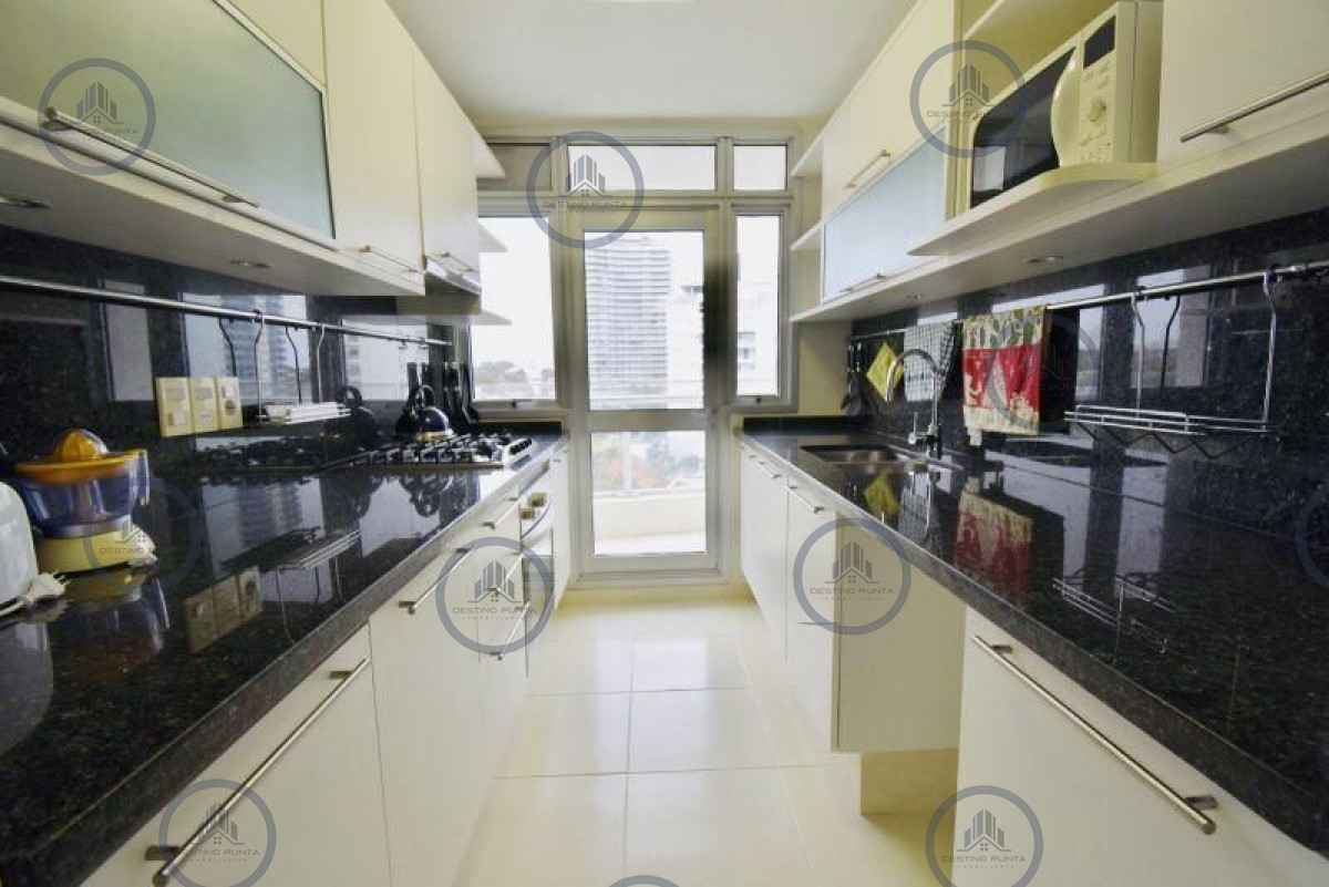 Apartamento ID.1116 - Apartamento en Playa Mansa, 3 Dormitorios 