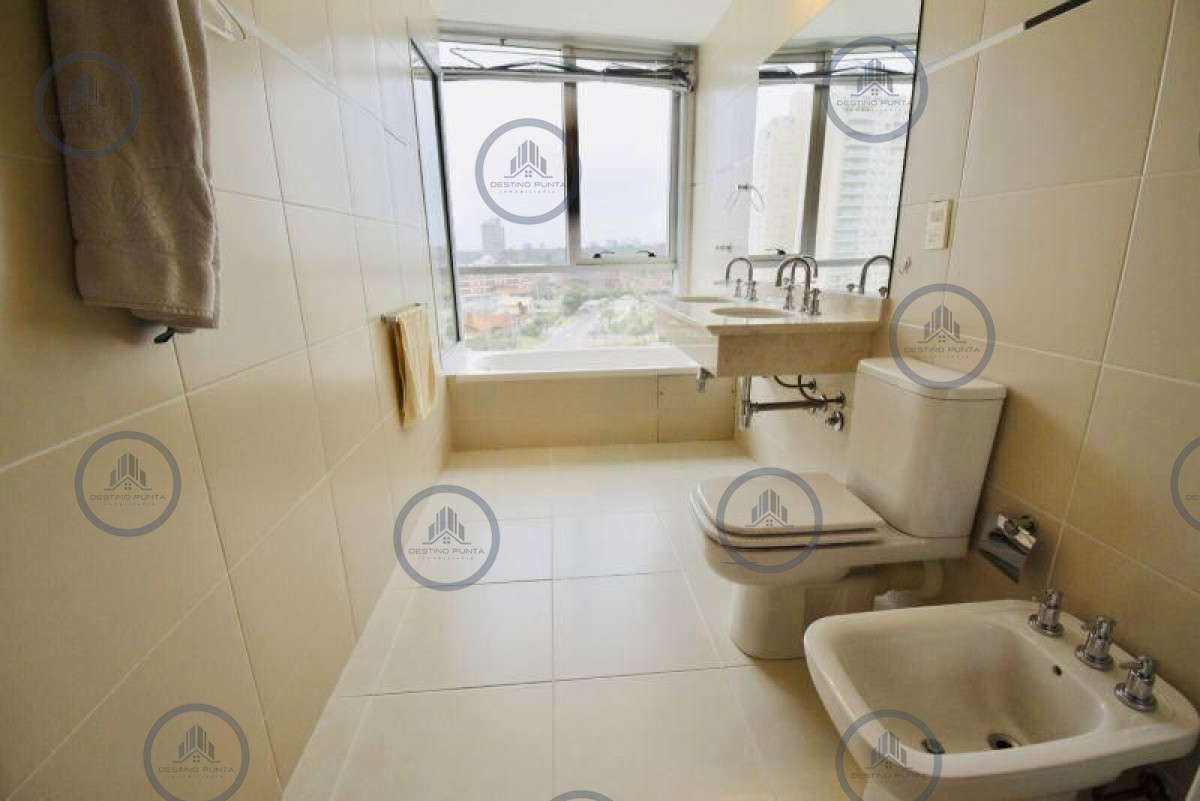 Apartamento ID.1116 - Apartamento en Playa Mansa, 3 Dormitorios 