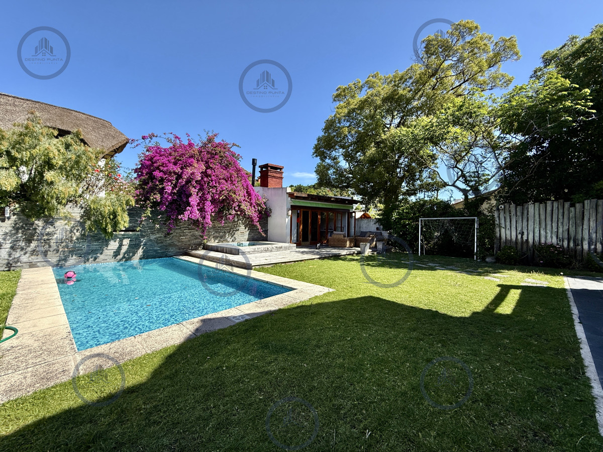 Casa ID.1004 - Casa 3 Dormitorios y Piscina Climatizada en Playa Mansa, Punta del Este