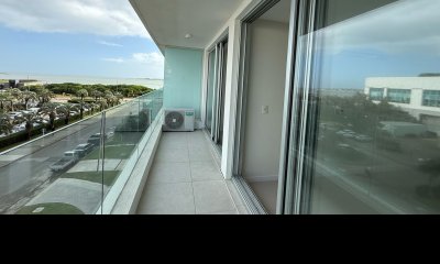 Apartamento de un domitorio en Venta y Alquiler, en Playa Mansa - Punta del Este, Ubicado frente  al Enjoy