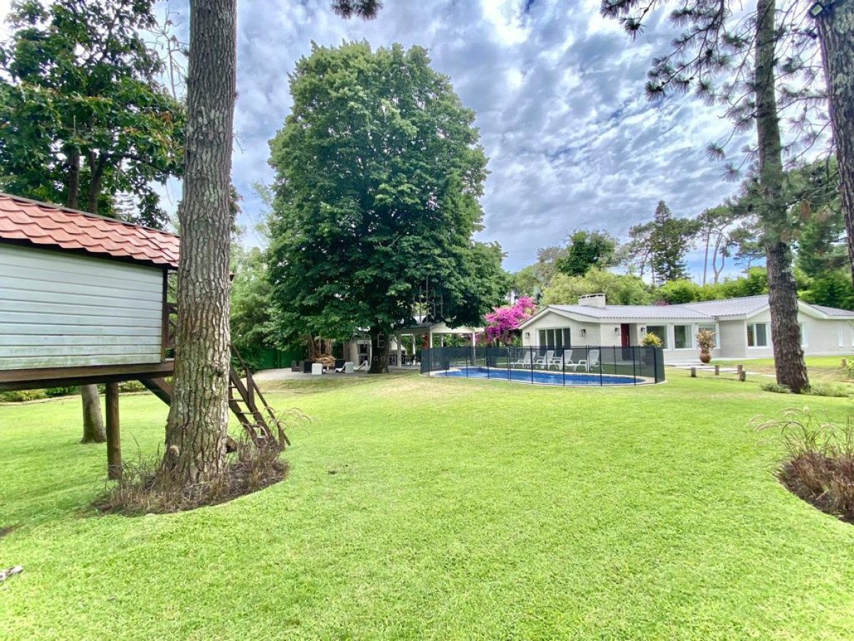 Casa ID.2178 - Casa en alquiler temporario Playa Mansa 4 dormitorios