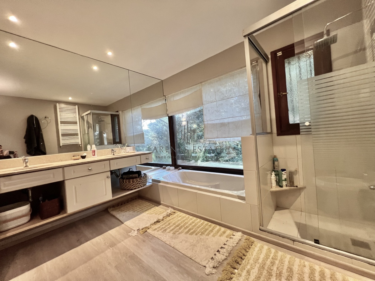 Casa ID.2967 - Venta de Casa 4 DORMITORIOS en Club del Lago golf, Punta Ballena, Punta del Este