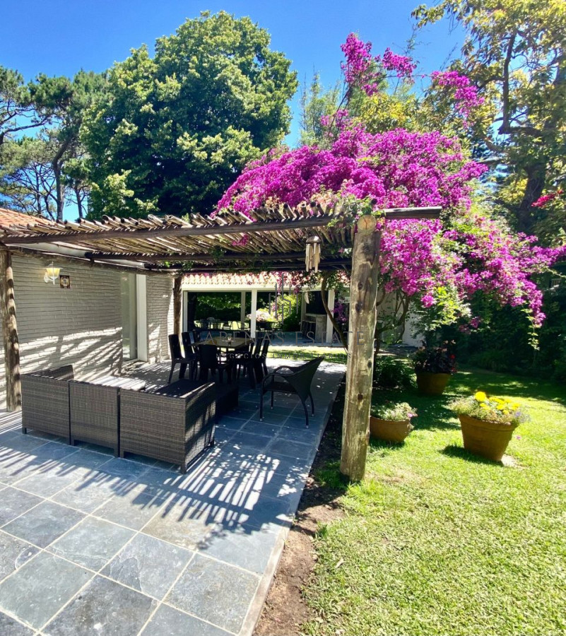Casa ID.2178 - Casa en alquiler temporario Playa Mansa 4 dormitorios