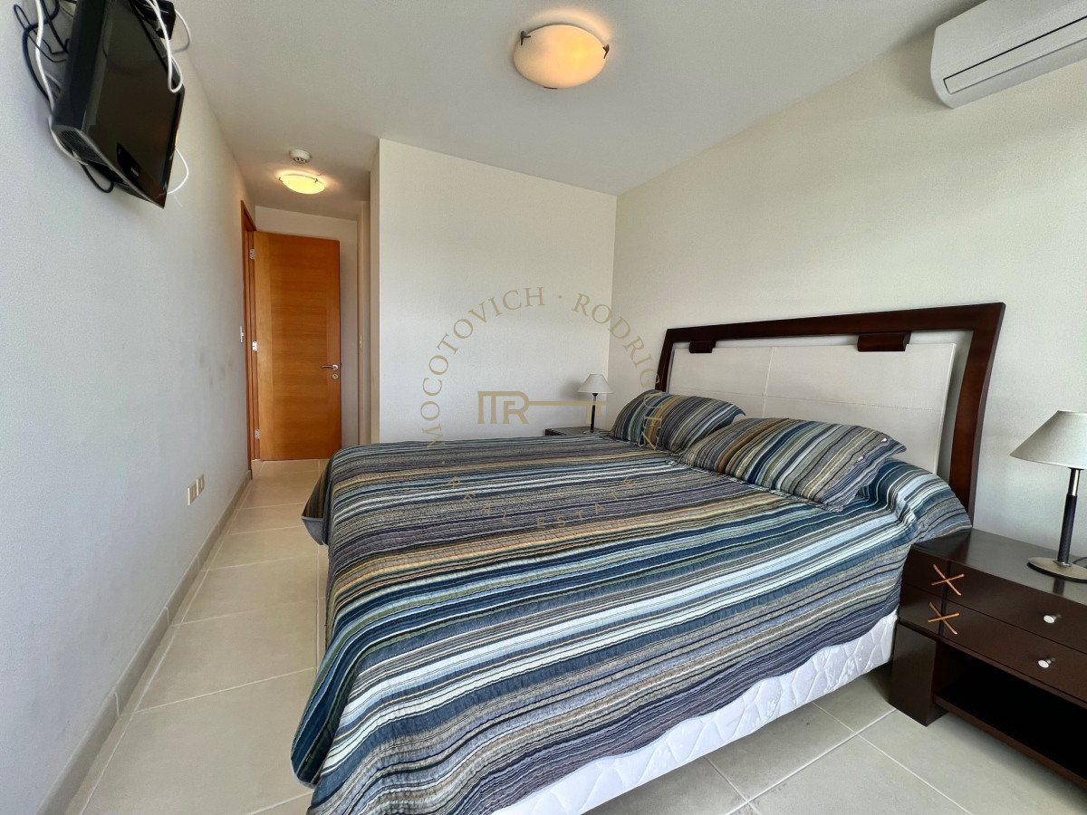 Apartamento ID.3009 - Apartamento en alquiler temporario Playa Mansa 2 dormitorios SEASONS TOWER