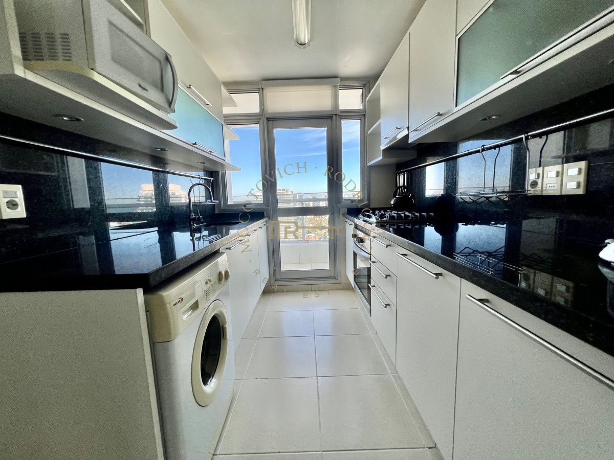 Apartamento ID.3009 - Apartamento en alquiler temporario Playa Mansa 2 dormitorios SEASONS TOWER